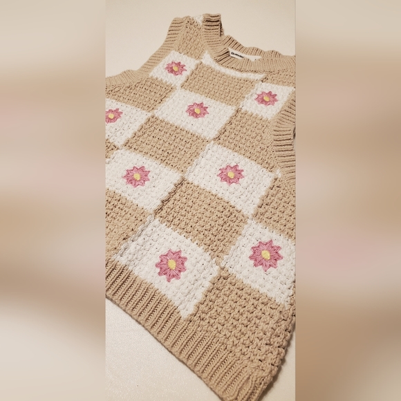 Checkered & Floral Knit Crop Tank Top - Picture 4 of 6